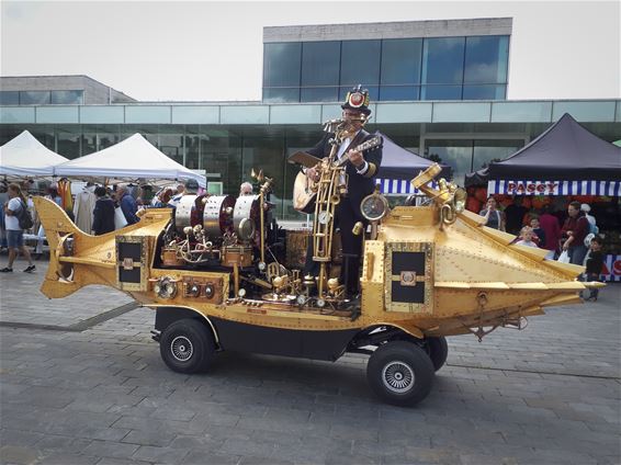Muziekduikboot Nautilus op woensdagmarkt - Lommel