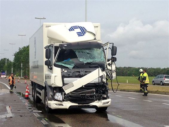 N71 uren afgesloten na verkeersongeval - Overpelt