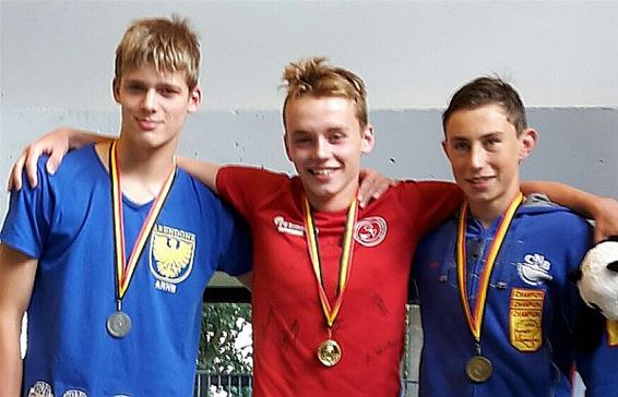 Nationale zwemtitel voor Jim Emmers - Pelt