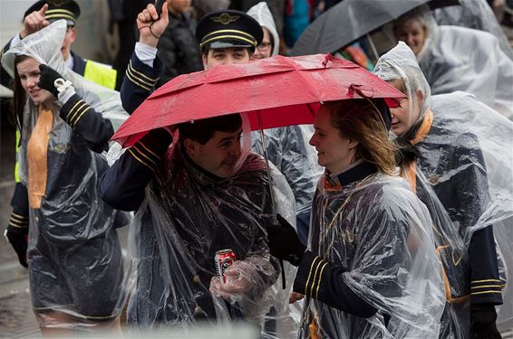 Natte carnavalsoptocht voor De Zwiebertjes - Overpelt