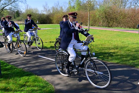 Neanias komt terug met een velofanfare - Beringen