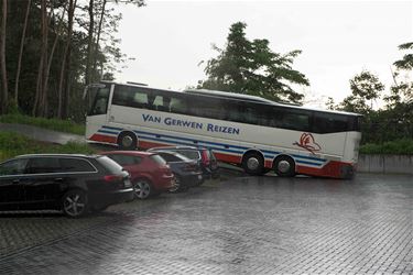 Nederlandse bus rijdt zich vast - Beringen