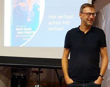 NEOS-leden luisteren naar Koen Wauters - Lommel