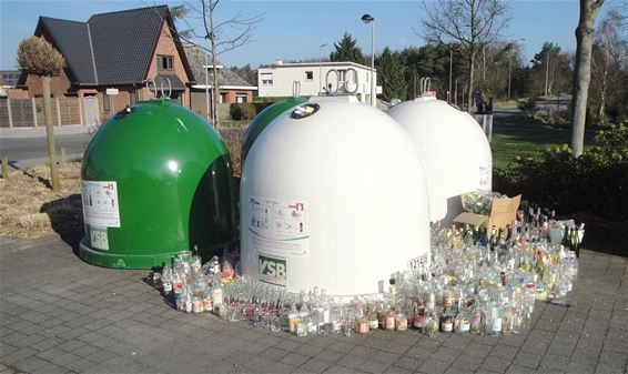 Nieuw kunstwerk? Of volle glasbakken? - Lommel