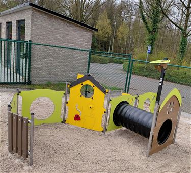 Nieuw speeltoestel voor kleuters op De Bosuil - Pelt