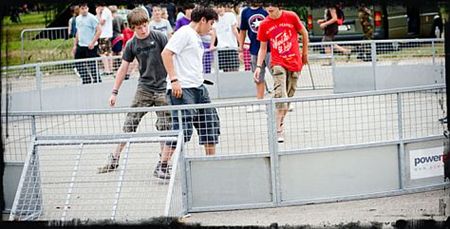 Nog eens lekker op straat voetballen - Overpelt