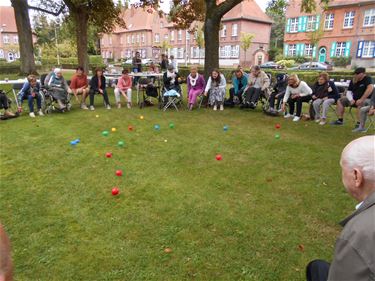 Ocura picknickt op Kioskplein - Beringen