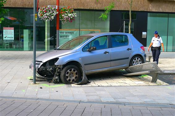 Auto tegen straatmeubilair - Neerpelt