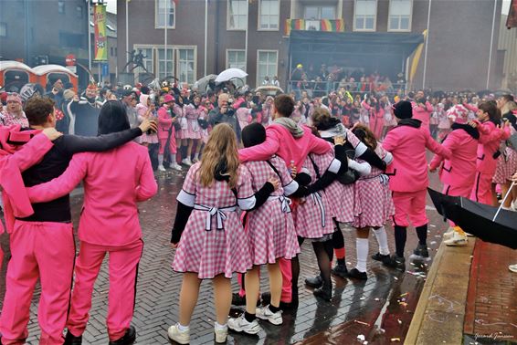 Ogen te kort tijdens kleurrijke stoet in Overpelt - Pelt
