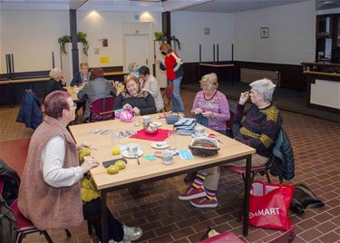 Okra-dames breien erop los - Lommel