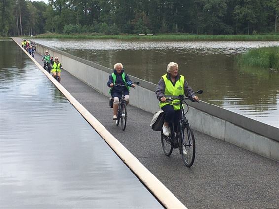 Okra Grote-Brogel / Erpekom fietst door het water - Peer