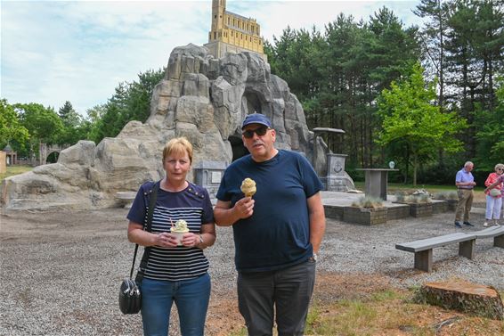 Okra Werkplaatsen geniet van ijsje aan Mariapark - Lommel