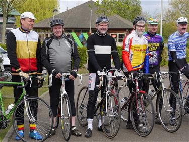 Oldtimer fietsen en auto's aan de Paalse Plas - Beringen