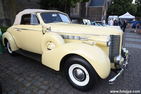 Oldtimerbijeenkomst op het Kerkplein in Bocholt - Bocholt