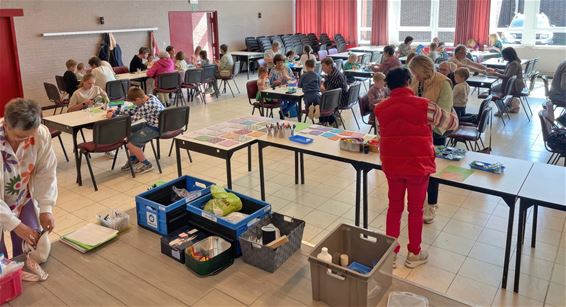 Oma en opa knutselen met hun kleinkids - Peer