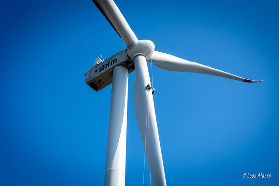 Onderhoud op grote hoogte aan windmolen - Pelt