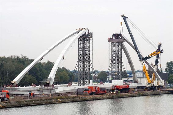 Ondertussen, aan de brug in Beringen - Beringen