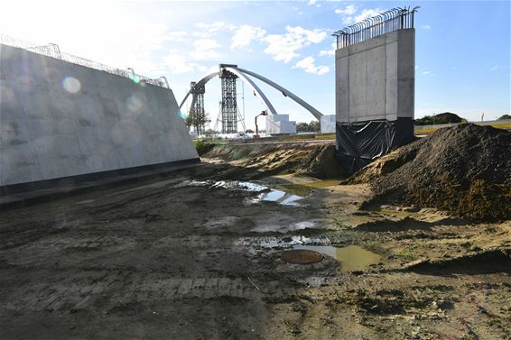 Ondertussen, aan de brug in Beringen - Beringen