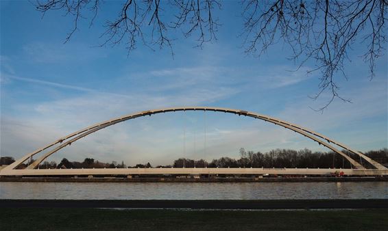 Ondertussen, aan de brug in Beringen - Beringen