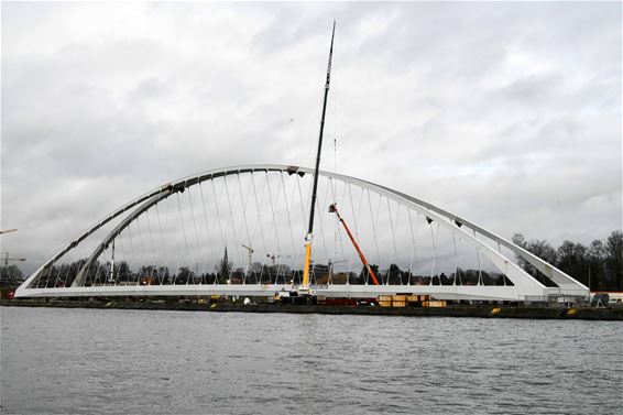 Ondertussen, aan de brug in Beringen - Beringen