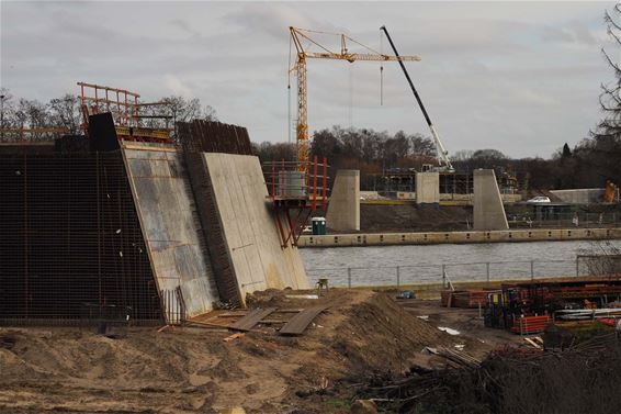 Ondertussen, aan de brug in Beringen - Beringen