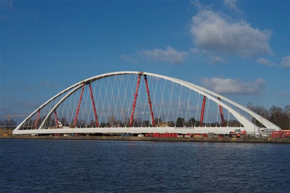 Ondertussen, aan de brug in Beringen - Beringen