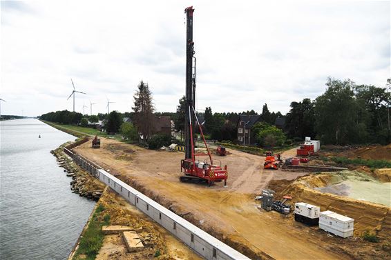 Ondertussen, aan de brug in Beringen - Beringen