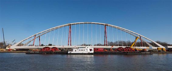 Ondertussen, aan de brug in Beringen - Beringen