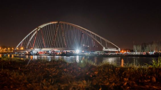 Ondertussen, aan de brug in Beringen - Beringen