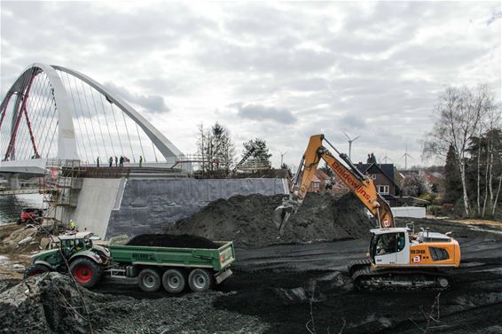 Ondertussen, aan de brug in Beringen... - Beringen