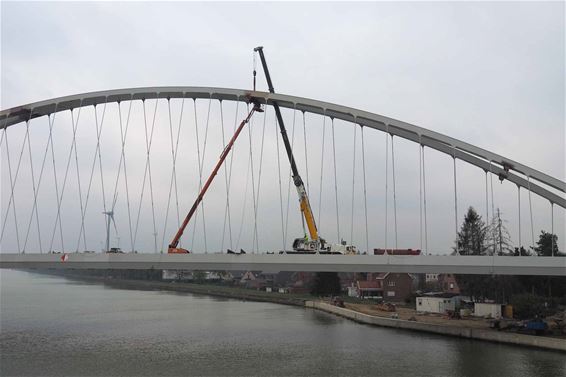 Ondertussen, aan de brug in Beringen... - Beringen