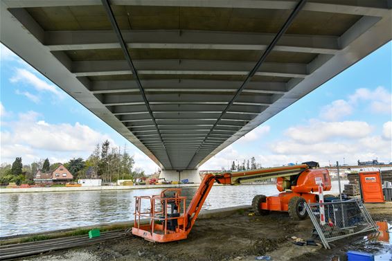 Ondertussen, aan de brug in Beringen - Beringen