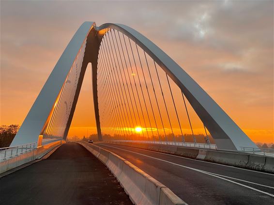 Ondertussen, aan de brug in Beringen... - Beringen