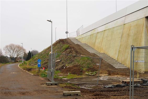 Ondertussen, aan de brug in Beringen - Beringen