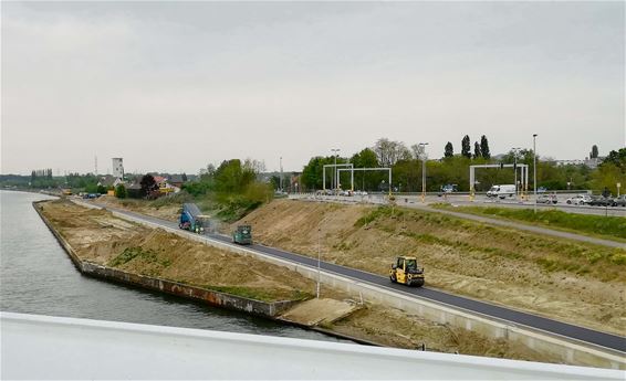 Ondertussen, aan de brug in Beringen - Beringen