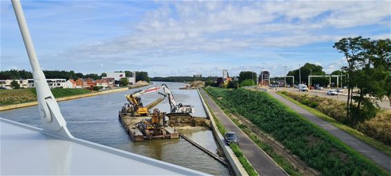 Ondertussen, aan de brug in Beringen... - Beringen