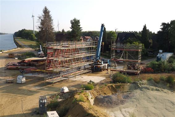 Ondertussen, aan de brug in Beringen - Beringen