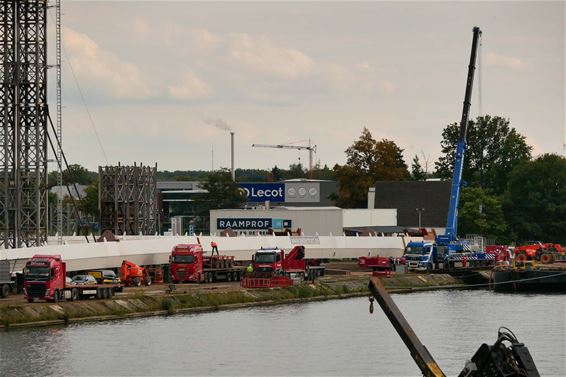 Ondertussen, aan de brug in Beringen... - Beringen