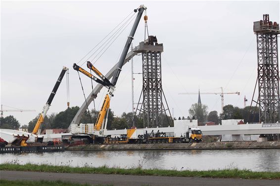 Ondertussen, aan de brug in Beringen - Beringen