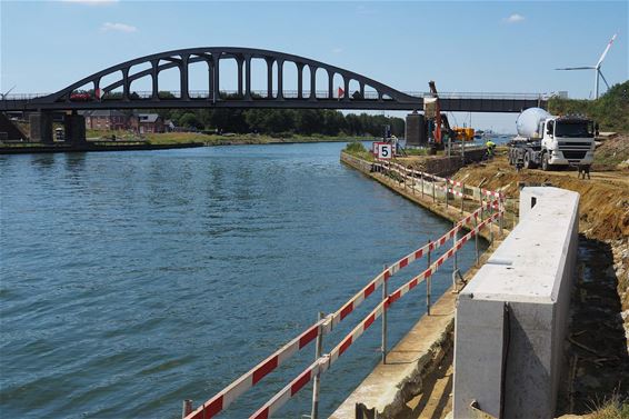 Ondertussen, aan de brug in Tervant - Beringen