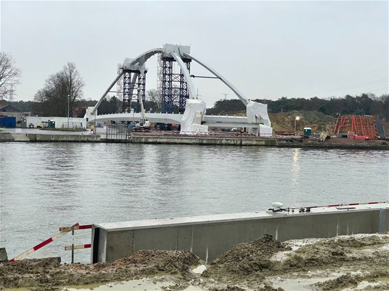 Ondertussen, aan de brug in Tervant - Beringen