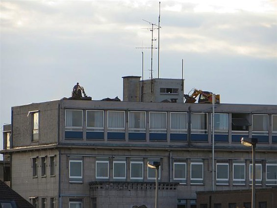 Ondertussen, aan de oude kliniek... - Neerpelt