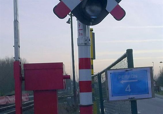 Ondertussen, aan de overweg bij het station... - Neerpelt