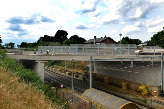 Ondertussen, aan de spoorwegbrug in Beringen - Beringen