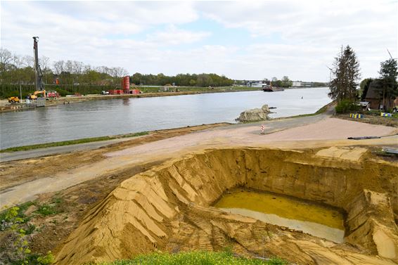 Ondertussen, aan het Albertkanaal - Beringen