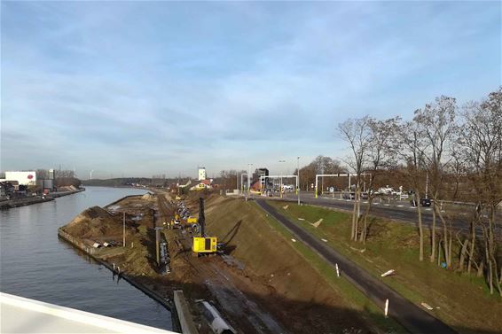 Ondertussen, aan het Albertkanaal - Beringen