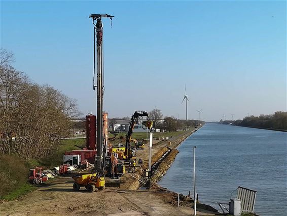 Ondertussen, aan het Albertkanaal - Beringen