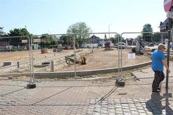 Ondertussen, aan het John Cuppensplein... - Houthalen-Helchteren