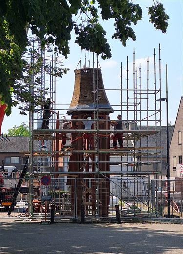 Ondertussen, bij de kerk in Hamont... - Hamont-Achel