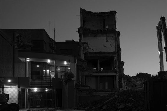 Ondertussen, bij de oude kliniek... - Neerpelt